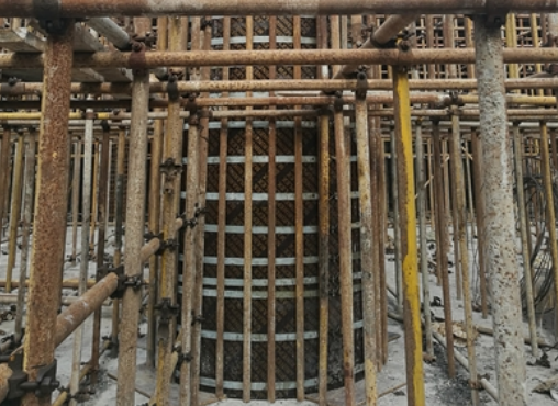弧形钢筋混凝土资料下载-高大钢筋砼圆柱支模创新