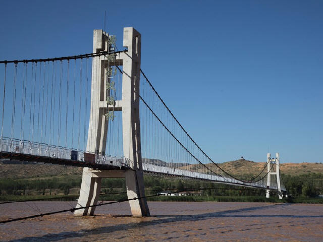 玻璃吊桥和玻璃栈道资料下载-国内首座3D黄河玻璃桥！冲击你的感官！