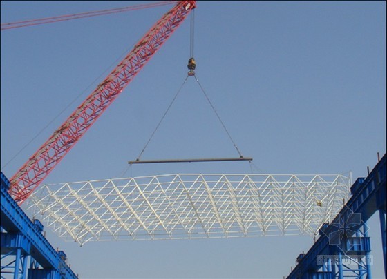 发电厂厂房屋面大跨度网架滑移施工方案（高低连跨整体网架）-分块吊装法实例 