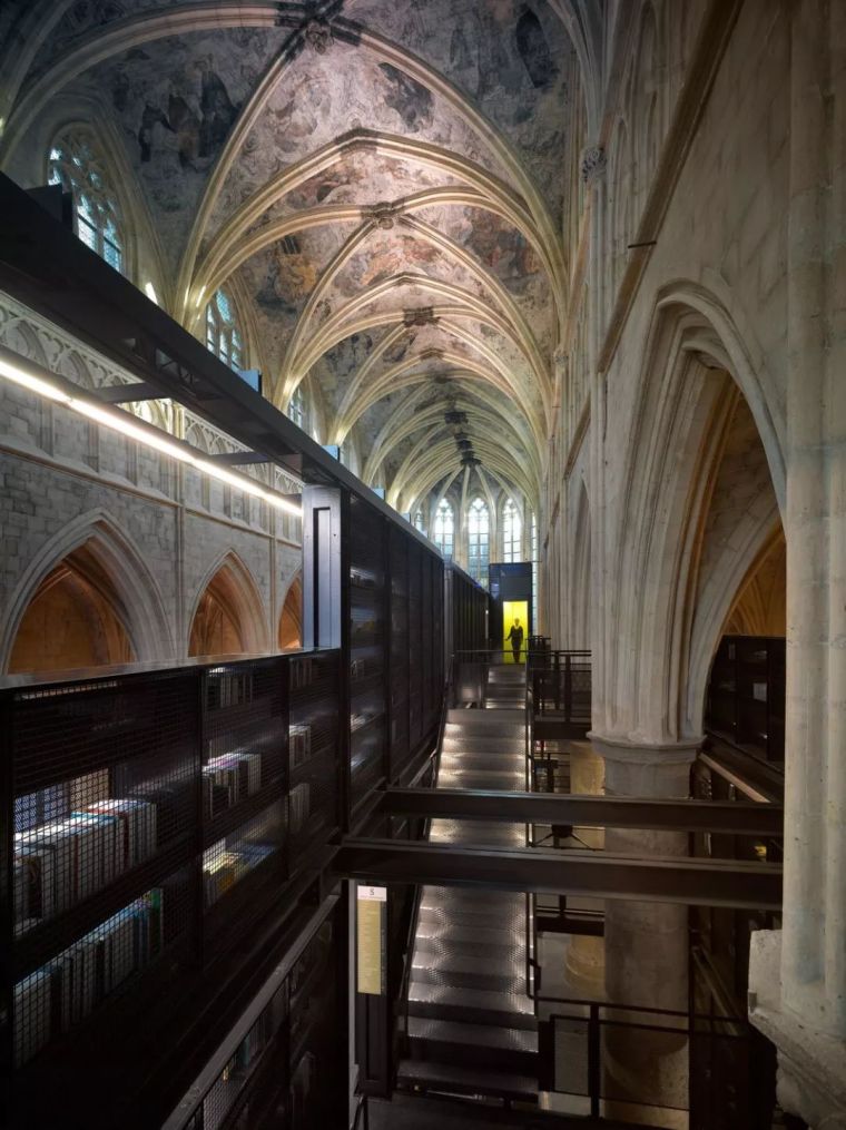 700多年历史的教堂，如今变身全球最美书店，这或许最接近天堂_16
