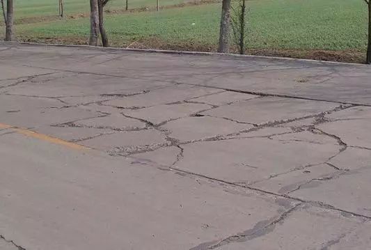 水泥混凝土合成纤维资料下载-水泥混凝土路面常见的9种质量事故，如何防治？