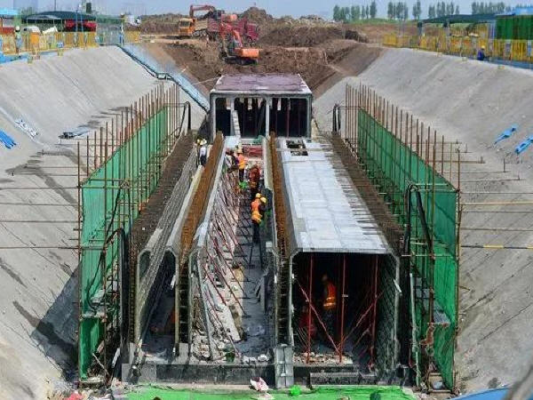 珠海市城市建设施工围挡资料下载-芜湖正建设一座庞大的地下工程 看看里面究竟有什么！