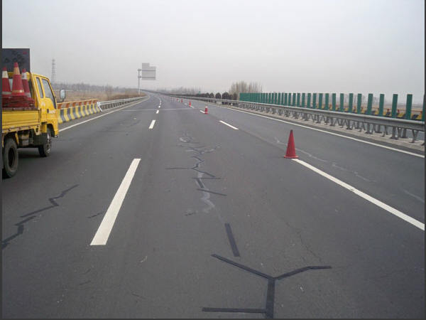 路面石灰粉煤灰碎石底基层资料下载-高速公路路面基层施工技术研究