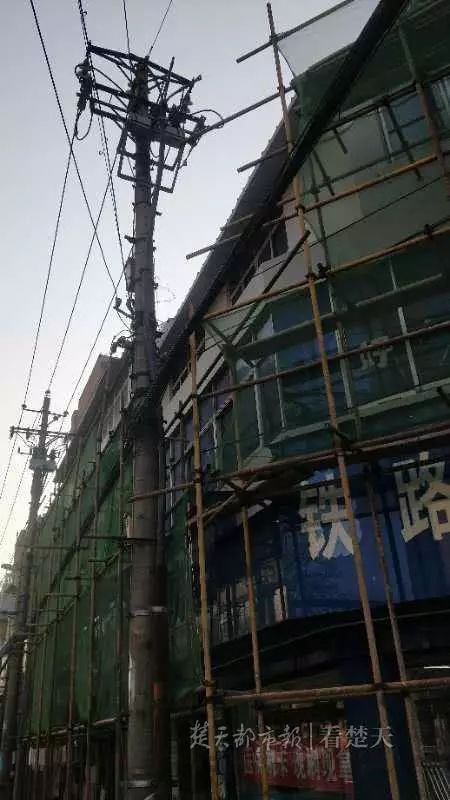 12月17日武汉一工地发生意外触电事故 导致一死一伤_1