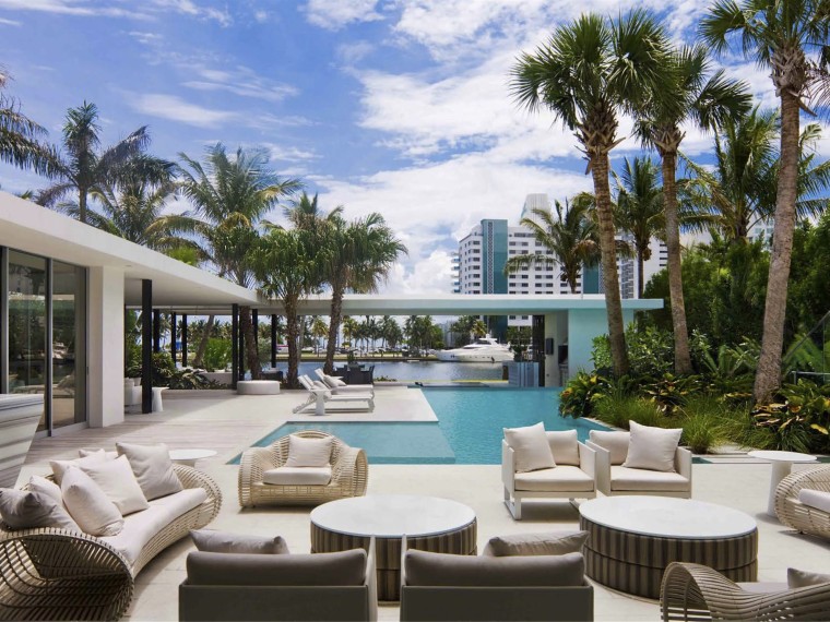 酒吧烧烤装修资料下载-迈阿密海滩融入景观的住宅