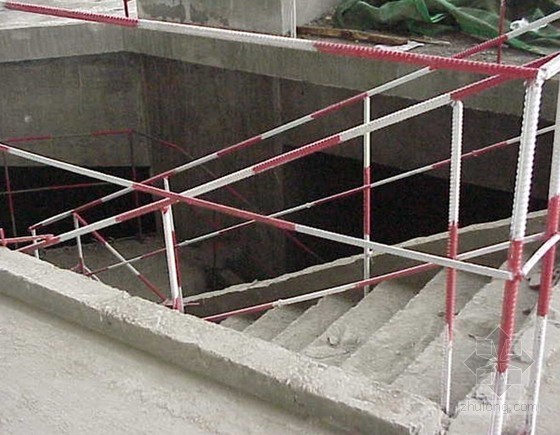 [深圳]建筑工程现场安全施工生产培训讲义（附高清多图 实用价值高）-楼梯临边防护 
