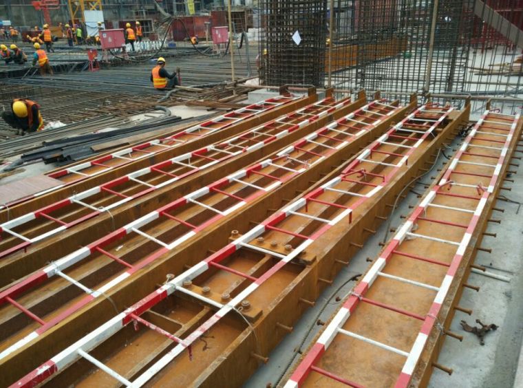 重庆来福士广场项目施工现场照片-钢结构爬梯.jpg
