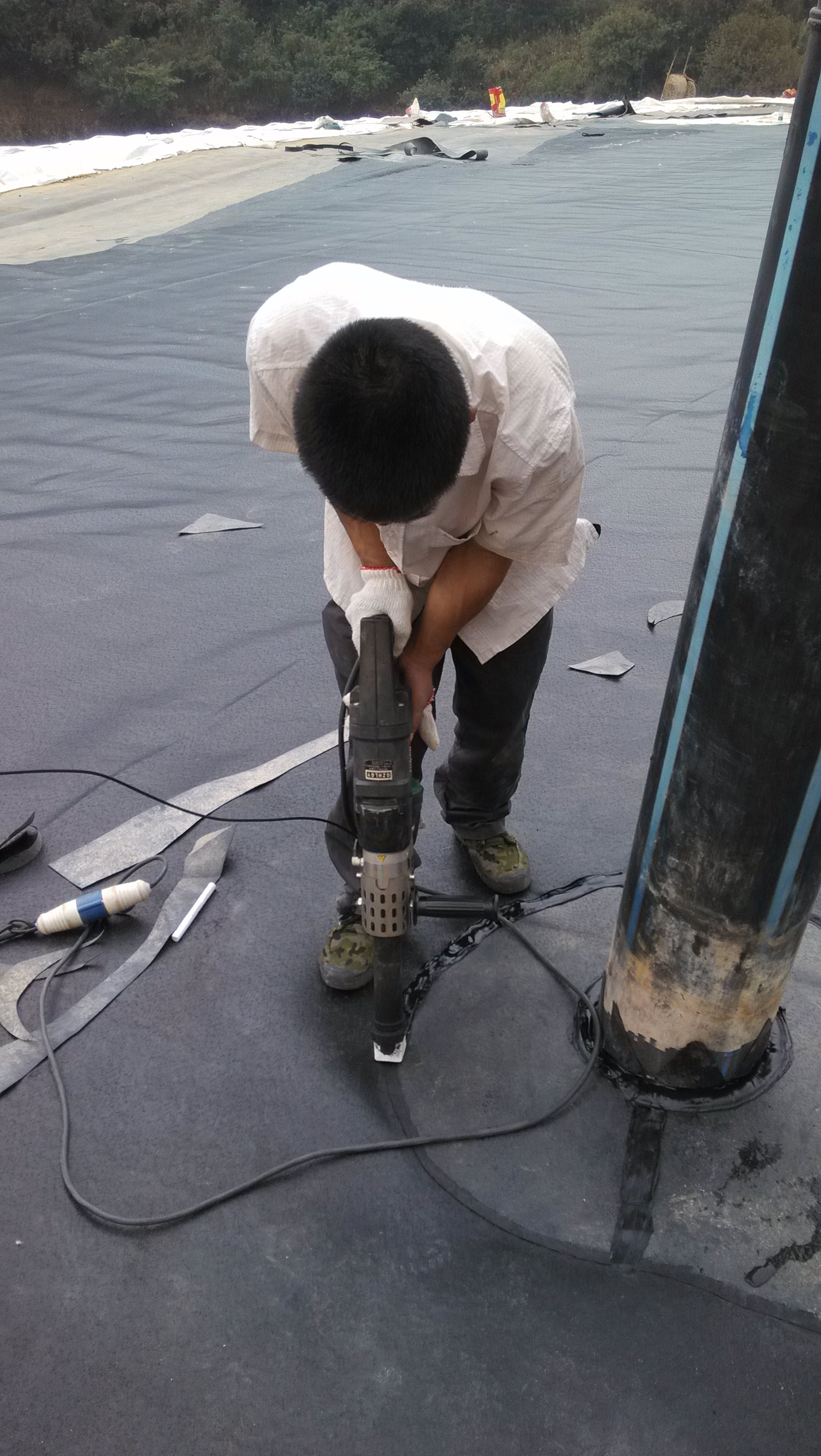 仪征公司现场照片(hdpe土工膜焊接)