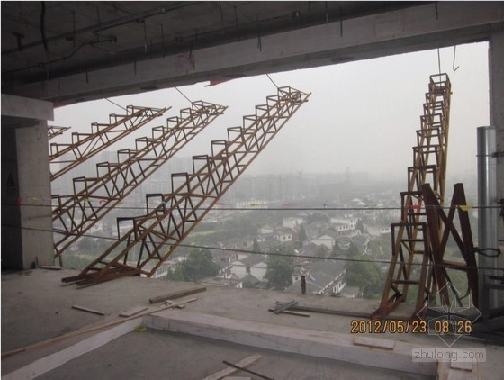 16米高钢结构资料下载-[QC成果]悬挑钢结构雨棚施工操作平台创新方案（悬挑钢桁架跳板平台）