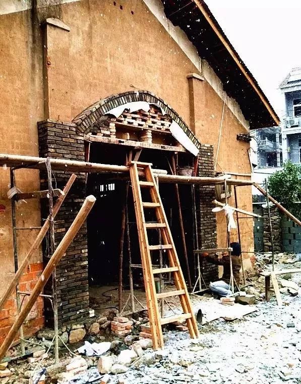 为了这个"梦想空间", 他要像做一个雕塑一样亲自打造, 挑砖,铺砌,勾缝