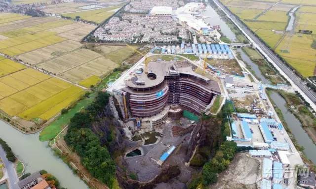施工升降机的施工工艺资料下载-上海“深坑酒店”低调的背后，是满满的黑科技...