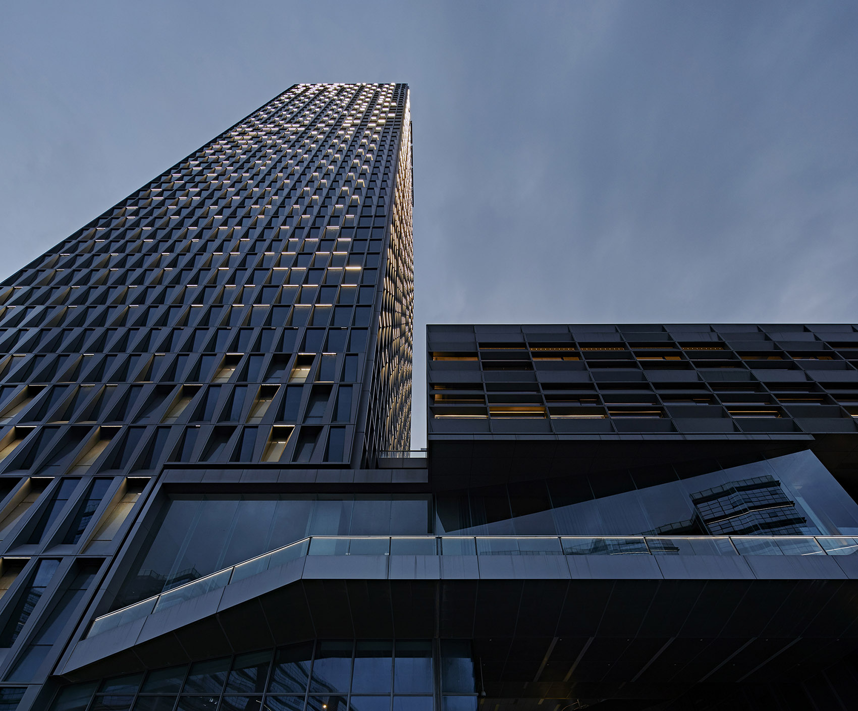 深圳龙岗创投灯光变化的办公大厦