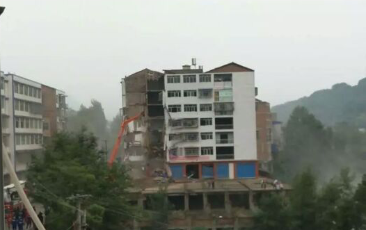 工程事故频发资料下载-中国房子楼倒倒事故频发 ——四川达州一居民楼倒坍所