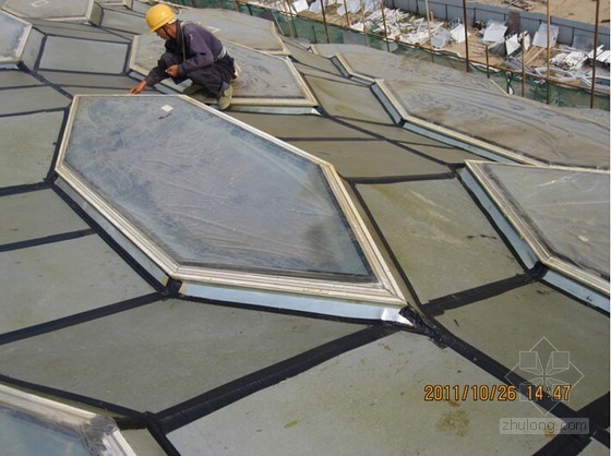 [QC成果]提高航站楼工程蜂巢幕墙屋面防水施工质量（图文并茂）-基层清理 