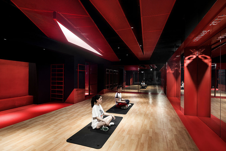 网红室内设计方案资料下载-非黑即红的网红打卡圣地—HOTPOT GYM 火锅健身