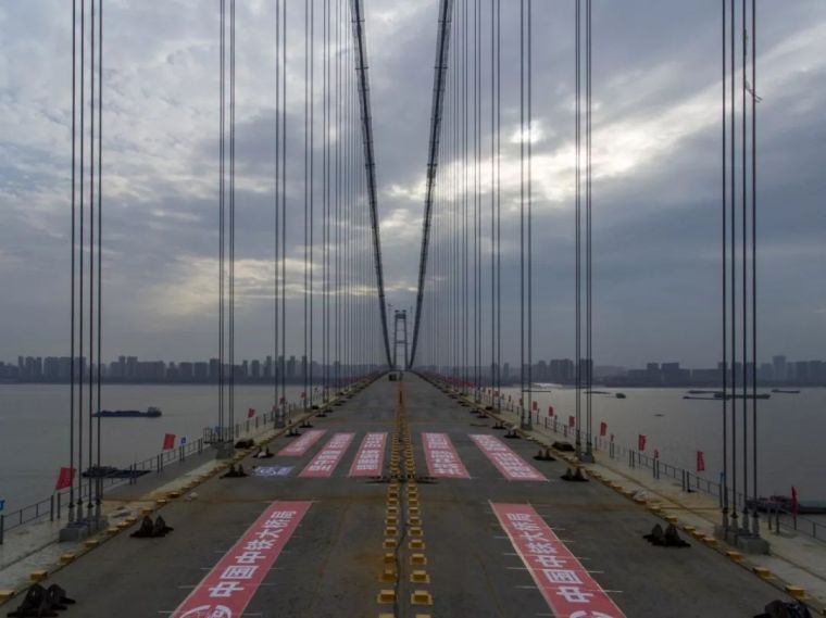 23米双向六车道资料下载-世界最大跨度双层公路悬索桥——武汉杨泗港长江大桥钢梁合龙
