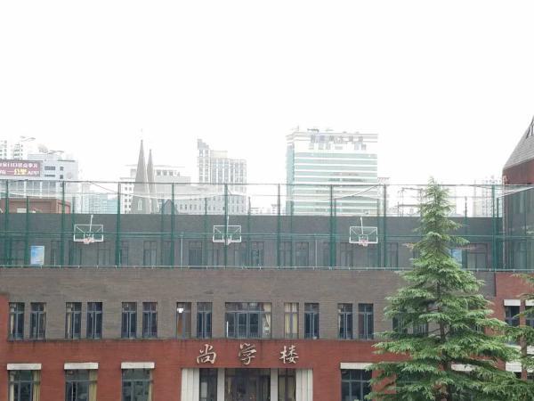 篮球场围栏设计图资料下载-上海一中学在屋顶建篮球场，校长称绝对安全
