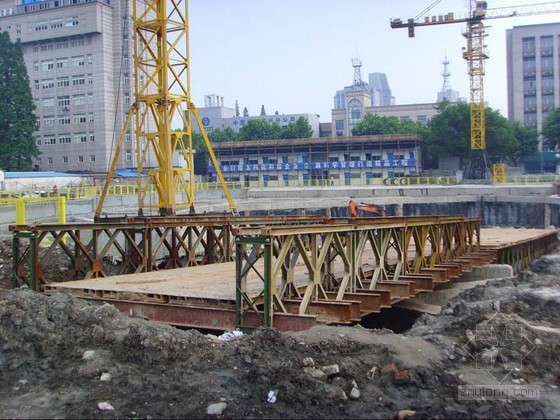 深基坑使用贝雷架桥梁开挖施工工法-贝雷桁架吊装就位 