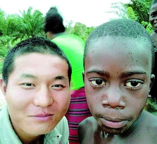 [分享]大学生申请休学到非洲当建筑工 住铁皮棚子