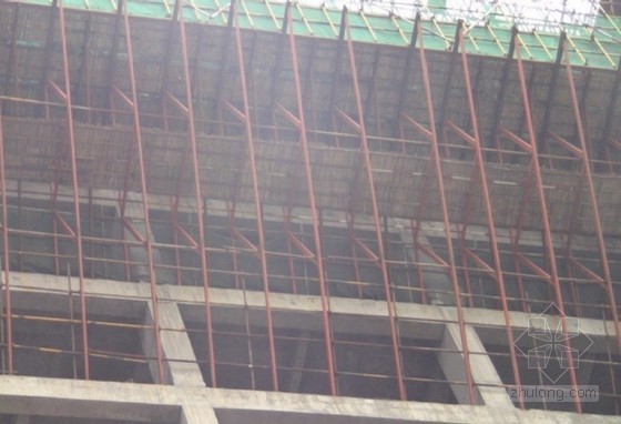 悬挑屋面悬挑满堂架资料下载-[QC成果]72m高空大悬挑结构高架模板型钢桁架支撑的设计与应用