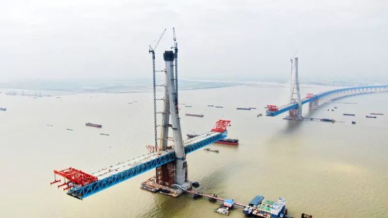 270米滨湖国际双塔资料下载-主塔突破300米，世界最大公铁两用斜拉桥取得重大进展！