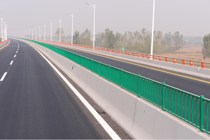 [全国]高速公路桥梁工程施工标准化技术（共110页）-中护栏顶的防眩网