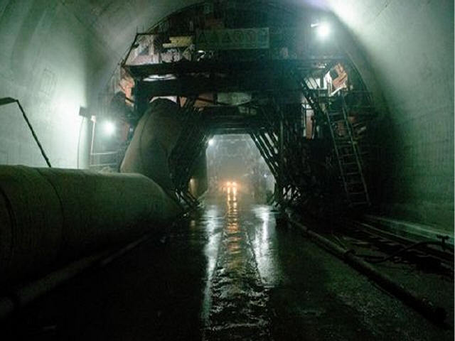 国内最长过海地铁隧道动工，海域段长3.49km-衬砌台车作业
