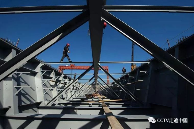 港珠澳大桥建设工程资料下载-港珠澳大桥的科技创举，桥梁工程的奇迹！