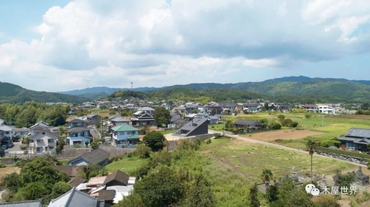 屋顶也是院子，平地上的斜坡木屋_32