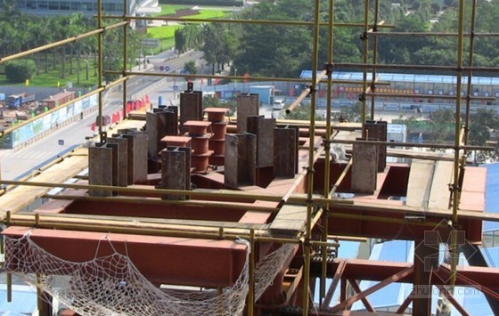 钢结构工程砂箱集群卸架技术施工工法（附图）-砂箱与短立柱共同支撑 