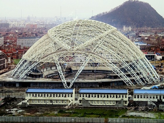 主体结构现场照片资料下载-建筑工程大跨度钢结构施工现场照片