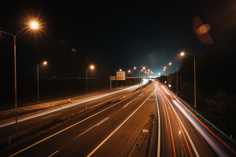 建筑企业成本控制方法-night-car-lights-on-the-road-picjumbo-com