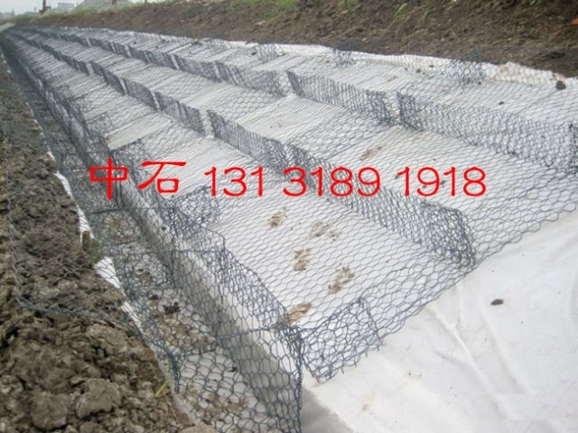 格宾生态石笼网挡墙资料下载-河堤修砌宾格网 宾格石笼岸坡修复 宾格垫护坡