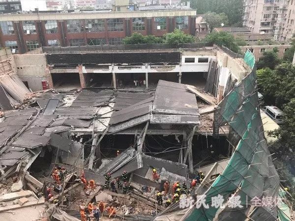 上海昭化路一改造建筑坍塌 约有20多人被困_3