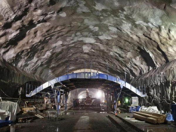 隧道工程光面爆破介绍资料下载-关于铁路、隧道工程施工介绍