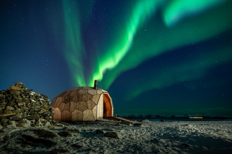 挪威北极光之下的岩石小屋-1550243566442871