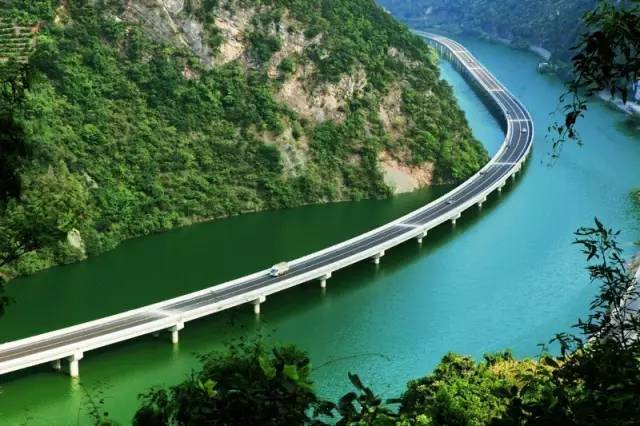 全球颜值最高的18条景观公路，其中二条在中国！_42