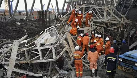 建筑工地施工总平图资料下载-建筑工地警钟长鸣，这些红线你绝对不能碰！