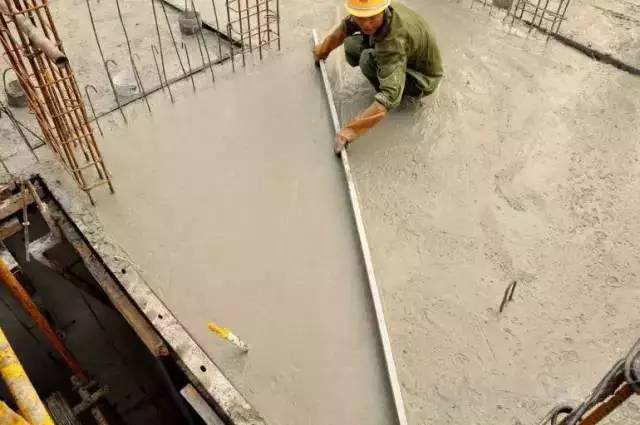 七步告诉你楼板混凝土是怎么收面的！_3