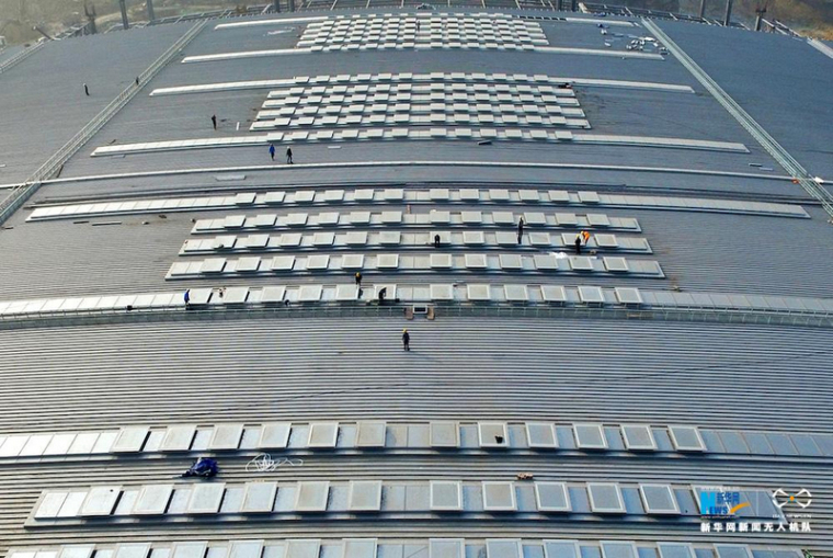 重庆西站一期工程完工，2017年底投入使用-航拍重庆西站施工现场，工人正在对顶棚钢结构进行扫尾施工.jpg