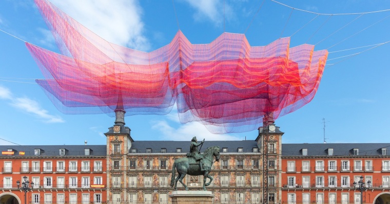 美国广场上的装置资料下载-马德里主广场上的彩云装置