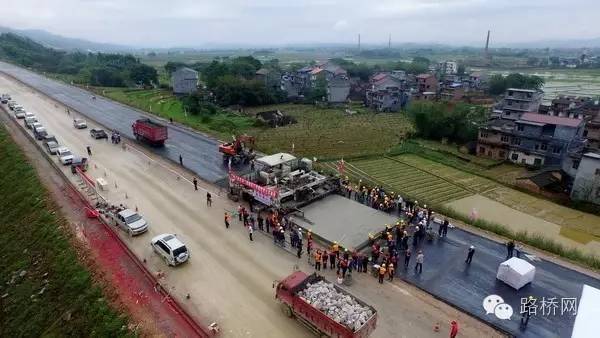 沥青混凝土硬化道路资料下载-沥青混凝土路面施工全过程控制