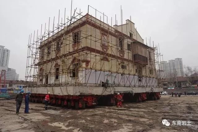 上海新天地三栋历史老房子被平移，首次采用自行模块拖车平移法_2