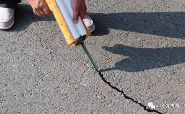 沥青混凝土路面抗滑措施资料下载-沥青混凝土路面的4种病害和3种养护技术