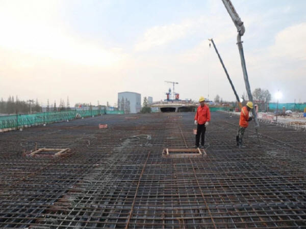 现浇箱梁混凝土分次浇筑资料下载-南京五桥项目现浇梁主体施工全面完成