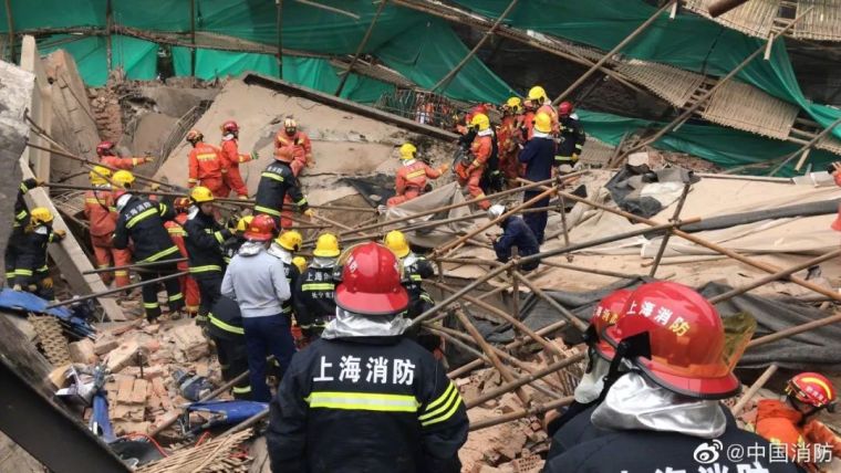 上海昭化路一改造建筑坍塌 约有20多人被困_7