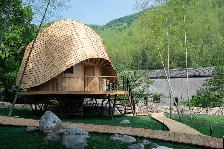 CAD圆形浴缸资料下载-浙江扭曲屋顶的圆形木屋