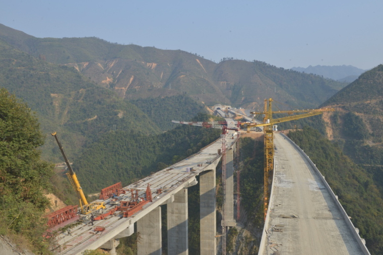 公路路面施工首件资料下载-高速公路路面工程标准化管理汇报材料（93页）
