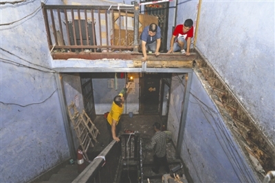 钢结构悬空楼梯资料下载-60年房龄老屋 楼梯垮塌3人受伤