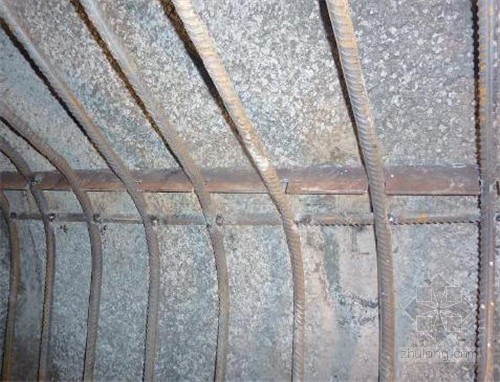 隧道工程施工优秀作法及图片展示-使用卡槽定位主筋纵向间距，并焊接水平构造钢筋固定 